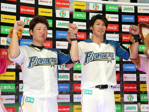 日本ハム対オリックス　試合終了後、記念撮影に応じる日本ハム渡辺と大田（右）（撮影・佐藤翔太）