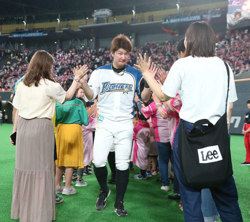 日本ハム対オリックス　試合後、ファンとハイタッチする渡辺（撮影・黒川智章）