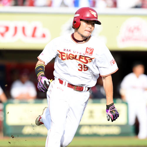 楽天対西武　4回裏楽天2死満塁、中前2点適時二塁打を放った島内（撮影・たえ見朱実）