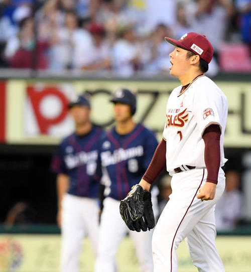 楽天対西武　9回裏西武2死満塁、森を空振り三振に仕留め、ホッとした表情を見せる松井（撮影・たえ見朱実）