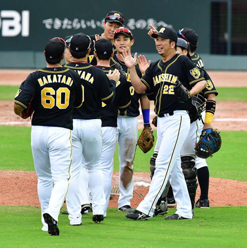 広島対阪神　最後を締め藤川（右）と笑顔でタッチを交わす阪神ナイン（撮影・清水貴仁）