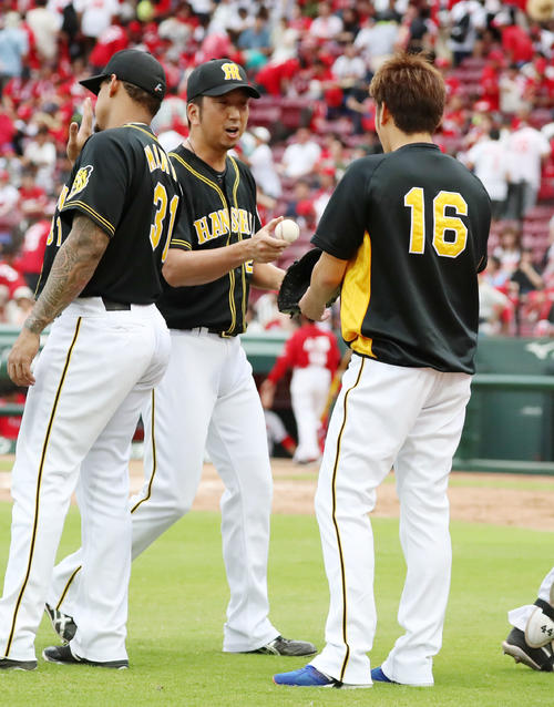 広島対阪神　西（右）にウイニングボールを手渡す藤川（撮影・加藤哉）