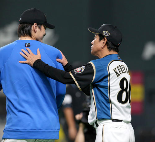 日本ハム対オリックス　試合終了後、日本ハムナインを出迎える有原（左）に歩み寄る栗山監督（撮影・佐藤翔太）