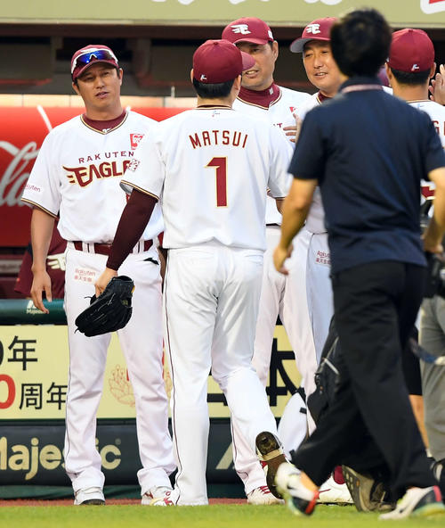 楽天対西武　西武に勝利し松井裕樹を迎える平石洋介監督（撮影・たえ見朱実）