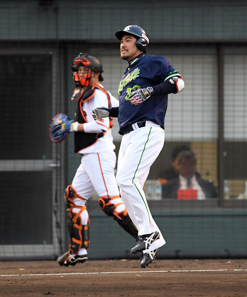 17年4月、巨人戦で左足を負傷するヤクルト畠山