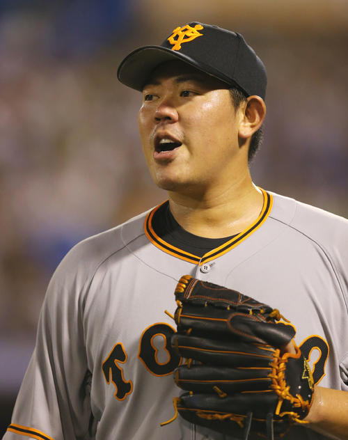 ヤクルト対巨人　4回裏ヤクルトの攻撃を無失点に抑えた山口は笑顔でナインを出迎える（撮影・垰建太）