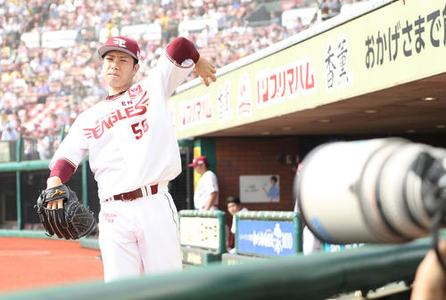 楽天対西武　ベンチ前でキャッチボールする楽天辛島（撮影・野上伸悟）