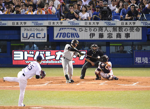 ヤクルト対巨人　7回表巨人無死二、三塁、丸は左翼へ2点適時打を放つ。投手ハフ（撮影・山崎安昭）