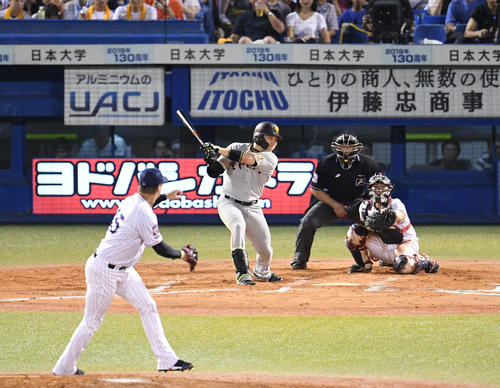 ヤクルト対巨人　7回表巨人無死二、三塁、丸は左翼へ2点適時打を放つ。投手ハフ（撮影・山崎安昭）