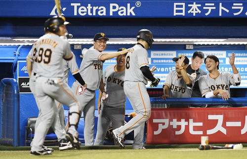 ヤクルト対巨人　7回表巨人2死満塁、代打重信の適時二塁打で生還した丸の背中をたたく原辰徳監督（撮影・加藤諒）