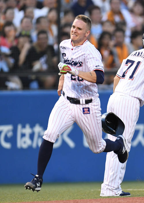 ヤクルト対巨人　3回裏ヤクルト無死一塁、走者ブキャナンは太田の適時二塁打でヘルメットを飛ばしながら激走し、一気に生還（撮影・加藤諒）