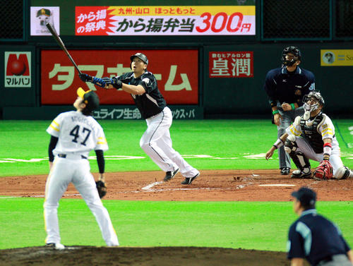 クライマックスシリーズ　ファイナルステージ第1戦　先制3点本塁打を放つ大松尚逸（2010年10月14日撮影）
