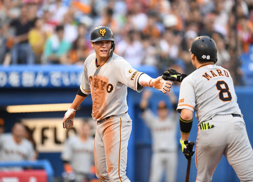 ヤクルト対巨人　1回表巨人無死二塁、二塁走者坂本勇は先発ブキャナンの暴投で一気に生還し、丸とタッチ（撮影・加藤諒）