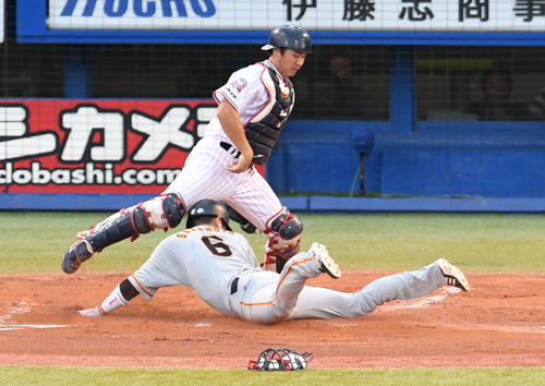ヤクルト対巨人　1回表巨人無死二塁、ブキャナンの暴投で二塁から生還する坂本勇（下）。捕手松本直（撮影・山崎安昭）