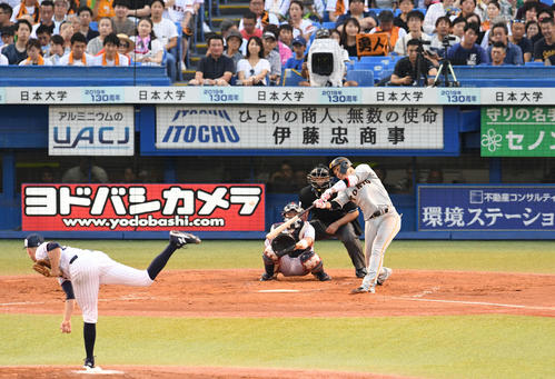 ヤクルト対巨人　3回表巨人1死、坂本勇は右越えソロ本塁打を放つ。投手ブキャナン（撮影・山崎安昭）