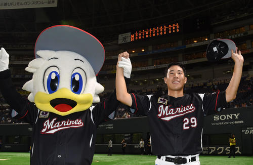 ソフトバンク対ロッテ　プロ初完封勝利を挙げた西野はマスコットのマークンとファンの声援に笑顔を応える（撮影・今浪浩三）