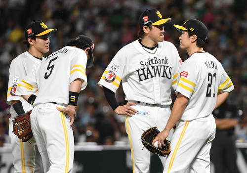 ソフトバンク対ロッテ　5回表ロッテ1死一、二塁、先発の和田毅は中村奨吾に先制の適時打を浴び降板する（撮影・今浪浩三）