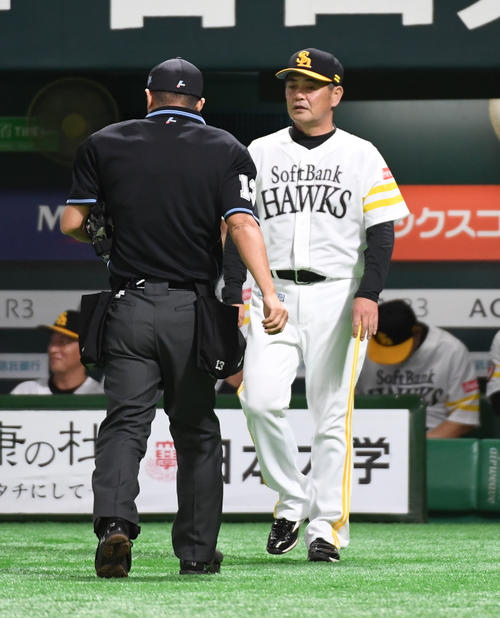ソフトバンク対ロッテ　5回表ロッテ1死一、二塁、先発の和田毅の交代を告げる工藤公康監督（撮影・今浪浩三）