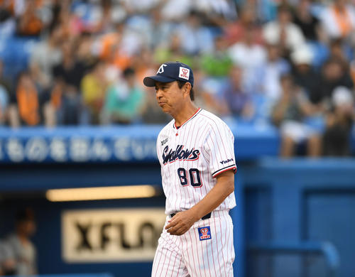 ヤクルト対巨人　メンバー表を交換し、試合に臨むヤクルトの小川監督（撮影・加藤諒）
