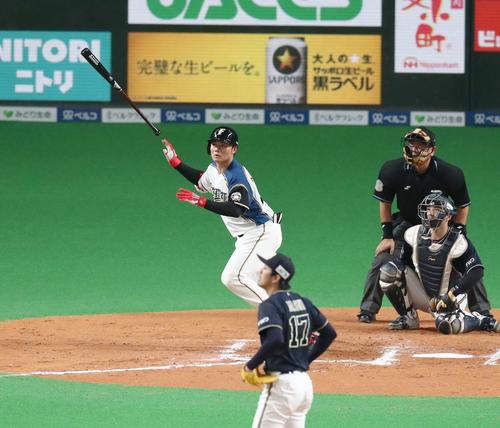 日本ハム対オリックス　8回裏日本ハム無死、右越え本塁打を放つ清宮（撮影・黒川智章）