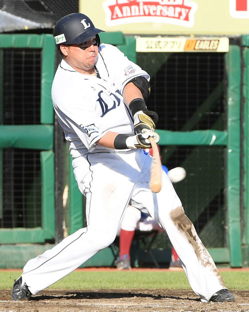 楽天対西武　8回表西武2死一、二塁、左適時二塁打を放つ山川（撮影・たえ見朱実）