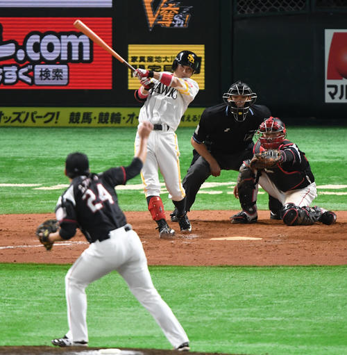 8回裏ソフトバンク2死一、三塁、代打明石健志は右翼線に勝ち越しの2点適時打を放つ（撮影・今浪浩三）