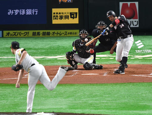 2回表ロッテ2死一塁、レアードは左越えに逆転の2点本塁打を放つ（撮影・今浪浩三）