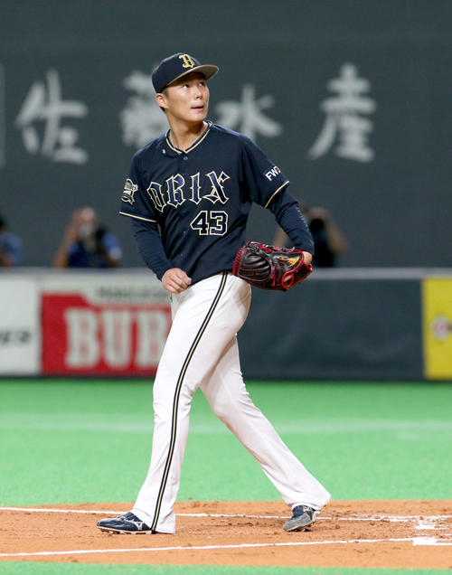日本ハム対オリックス　3回裏日本ハム1死三塁、オリックス若月の捕逸で先制を許しマウンドに戻る山本（撮影・佐藤翔太）