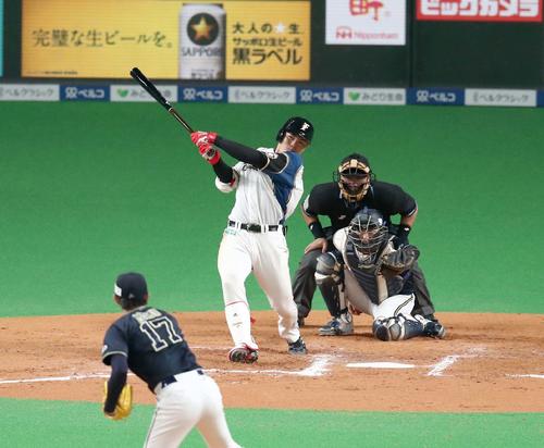 日本ハム対オリックス　8回裏日本ハム無死、右越え本塁打を放つ清宮（撮影・黒川智章）