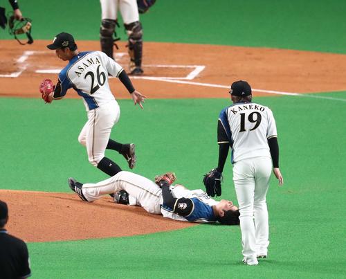 日本ハム対オリックス　2回表オリックス2死一塁、西浦の三飛で転倒する清宮（撮影・黒川智章）