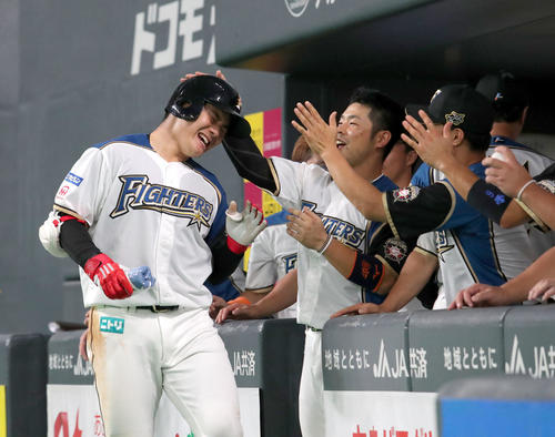 日本ハム対オリックス　8回裏日本ハム無死、右越え本塁打を放ちチームメートに出迎えられる清宮（撮影・佐藤翔太）