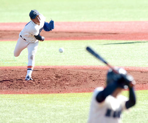 東北工大対東北福祉大　7回表東北工大2死一、二塁で見逃し三振を奪う東北福祉大・津森（撮影・相沢孔志)