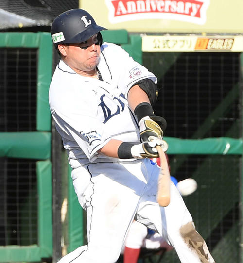 楽天対西武　8回表西武2死一、二塁、左適時二塁打を放つ山川（撮影・たえ見朱実）