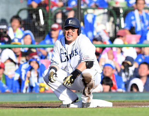 楽天対西武　8回表西武2死一、二塁、左適時二塁打を放ち笑顔を見せる山川（撮影・たえ見朱実）