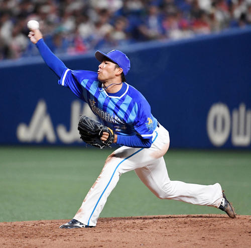 DeNA先発の斎藤（撮影・前岡正明）