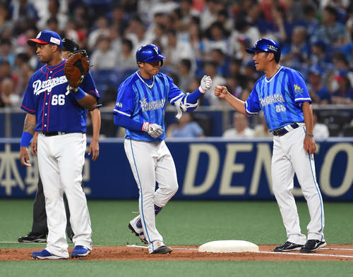 3回表DeNA1死、中前安打を放った斎藤俊介（撮影・森本幸一）