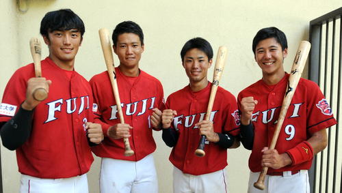 富士大の本塁打カルテットは一発攻勢で勝利に貢献する（左から吉田開、丹野涼介、宮里青、山田利輝）（撮影・佐々木雄高）