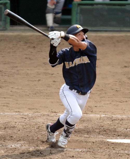 青森大対八戸学院大　4回裏、八戸学院大・北畠主将が右翼越えに先制本塁打