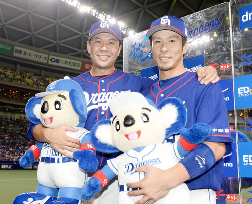 中日対DeNA　ヒーローインタビューで笑顔を見せる大野雄（左）と福田（撮影・前岡正明）