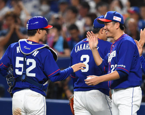 中日対DeNA　試合終了、加藤匠馬からウイニングボールを受け取る大野雄大（撮影・森本幸一）