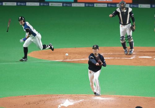 日本ハム対オリックス　4回裏日本ハム1死一塁、渡辺を投ゴロの併殺にとる山本（撮影・黒川智章）