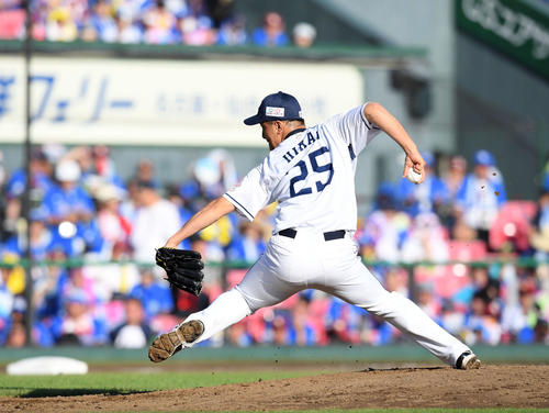 楽天対西武　8回途中からマウンドに上がった西武平井（撮影・たえ見朱実）