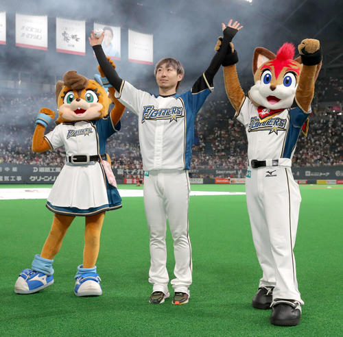 日本ハム対オリックス　試合終了後、スタンド応援席にあいさつする日本ハム金子（撮影・佐藤翔太）
