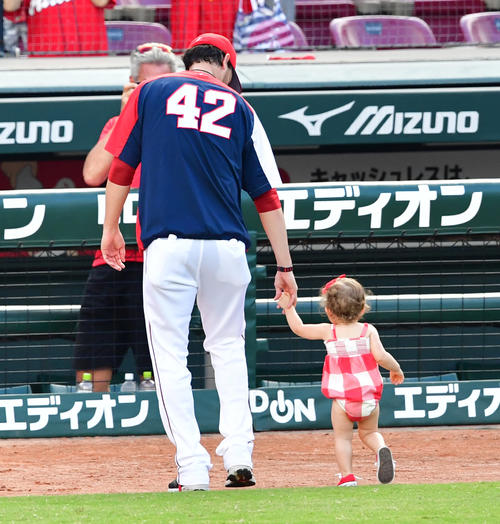 広島対阪神　試合を終え家族とグラウンドに出てくるジョンソン（撮影・清水貴仁）