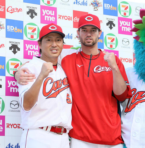 初のお立ち台となった長野（左）とジョンソンはポーズをとる（撮影・栗木一考）