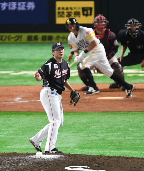 ソフトバンク対ロッテ　8回裏ソフトバンク2死二塁、東妻は川島に適時二塁打を浴びる（撮影・今浪浩三）