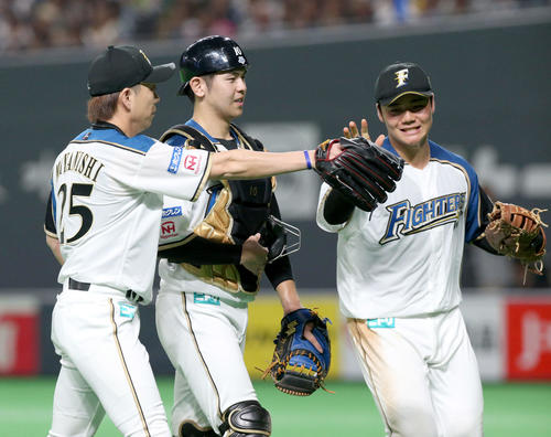 日本ハム対オリックス　7回表オリックス2死一塁、福田周平を一直に仕留めタッチを交わす日本ハム宮西と清宮（右）（撮影・佐藤翔太）