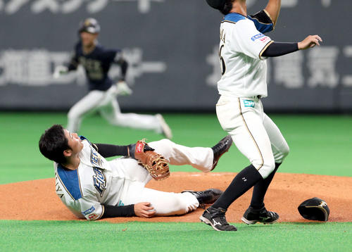 日本ハム対オリックス　2回表オリックス2死一塁、マウンド上で転倒する日本ハム清宮（撮影・佐藤翔太）