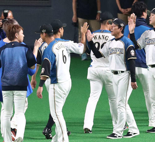日本ハム対オリックス　試合後、ナインを出迎える栗山監督（撮影・黒川智章）