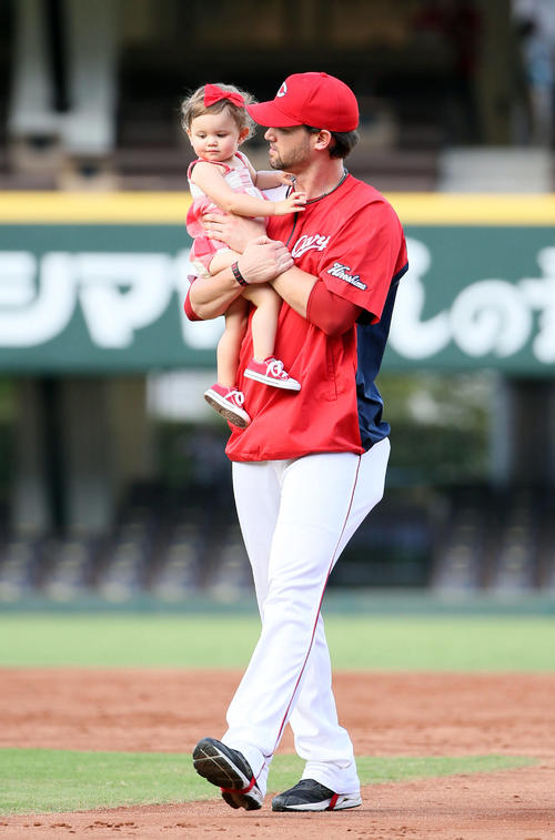 試合後、子供と戯れるジョンソン（撮影・栗木一考）